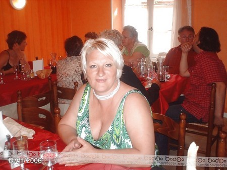 salope mini jupe et gros seins